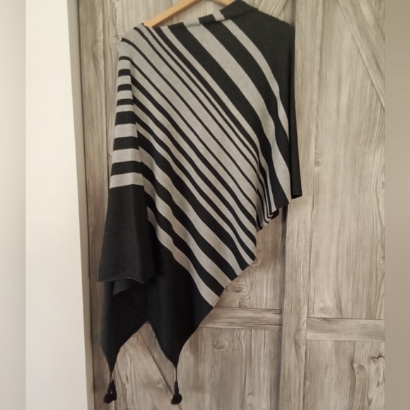 Orly Grey Sweater Knit Poncho Wrap O/S - Picture 2 of 5